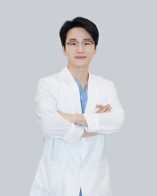흰 가운을 입은 제로클리닉 신사본점 김남백 대표원장 프로필 사진